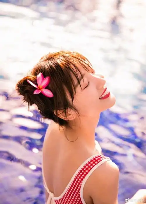 32岁毛晓彤晒泳装照肤白貌美大长腿笑容甜美超治愈