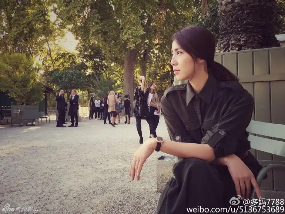 10月4日,黄磊妻子孙莉在微博晒出大女儿黄多多巴黎首秀的美照.