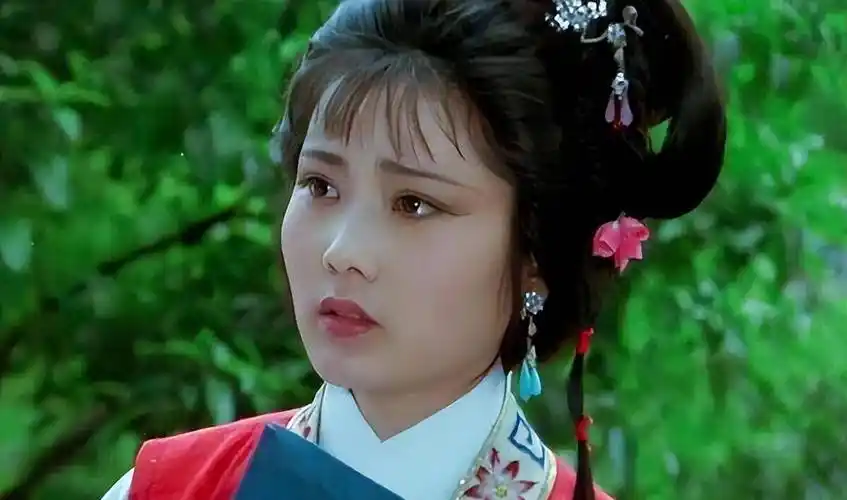 她的古装扮相很有气质,面部的线条感流畅,有着江南美人的温婉感觉