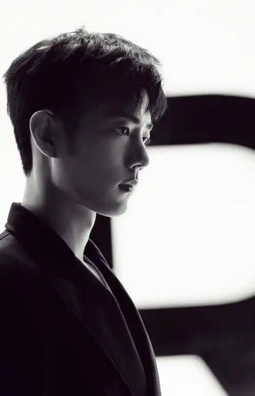 肖战黑色深v西装又禁欲又撩人,满屏的荷尔蒙真的太让人陶醉了_身材