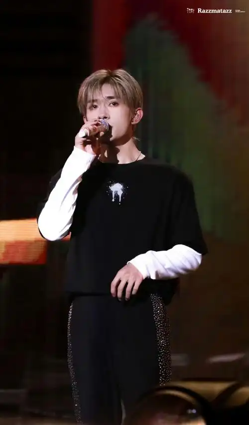 先捡一个愚人节的十八宫格,居然还有玊尔