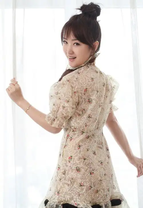 杨钰莹碎花蕾丝裙性感图片