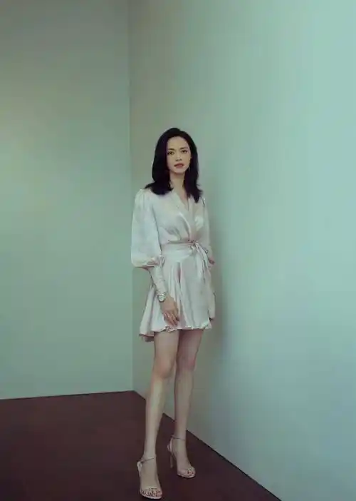 姚晨拍大片放开了,穿露背深v裙大秀时尚气质,好身材哪像俩娃妈_色彩