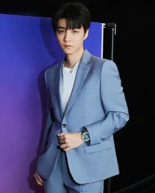 王俊凯蓝色西装造型图##王俊凯今日成都出发路透