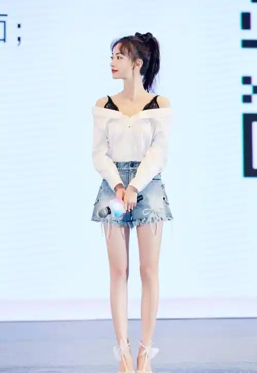 吴谨言机场亮相,西装扎进牛仔裤穿,时尚个性瘦出新高度_黑色_身材