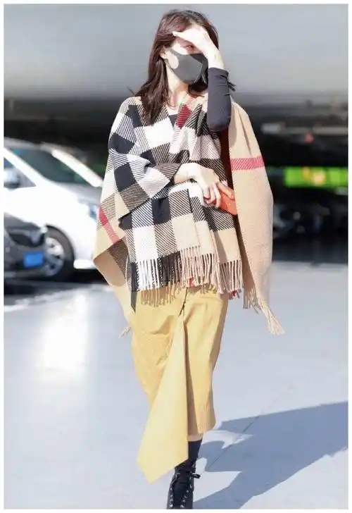 原创金晨果然有颜任性披个简单的格纹披肩都那么洋气马丁靴超酷炫