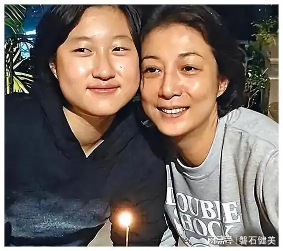 由王亮想到了成龙的女儿吴卓林,她是真的可怜,捡垃
