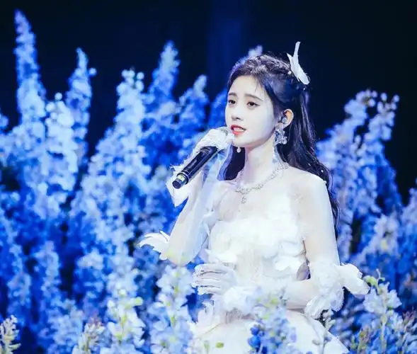 太爱鞠婧祎了穿抹胸轻纱裙戴蝴蝶发卡置身花丛美成小仙女了