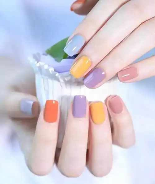 色彩搭配,显白有气质的跳色美甲来啦!