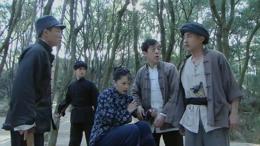 《围屋里的桃花》土匪拦路抢劫,竟然看上了寡妇的容貌,结局亮了