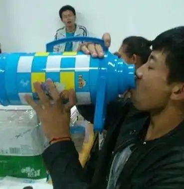 笑不死不停下:哥们,直接用热水壶喝水果然很霸气