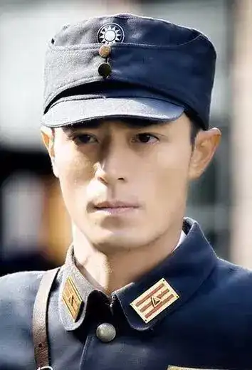 霍建华的这张,男人味十足.佟掌柜穿上军装真帅气.