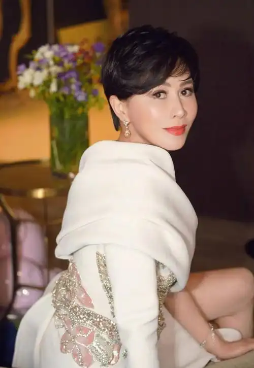 55岁刘嘉玲干练短发,白色礼服裙优雅大方