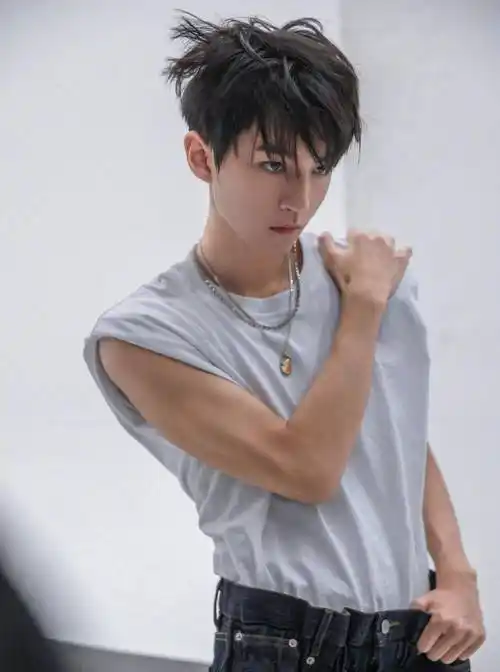 王俊凯脱衣服光着泡温泉,粉丝表示:这是我能免费观看的内容吗?