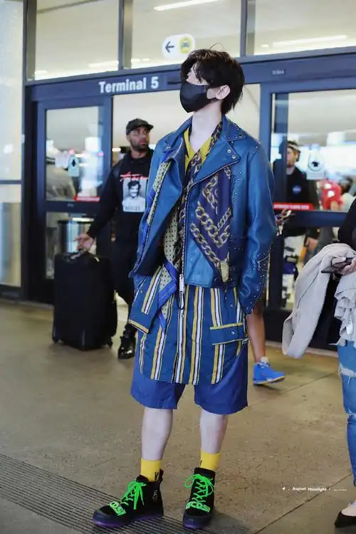 蔡徐坤校园风短裤造型##蔡徐坤白月光学长