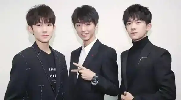 王俊凯养嫂子事件被扒实锤与杨柳穿情侣鞋人前避嫌人后黏一起