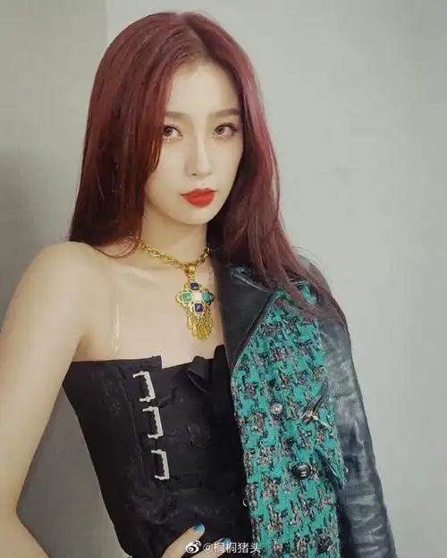 虞书欣新发色随拍