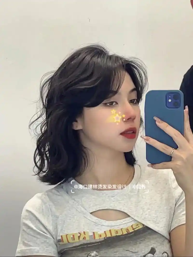 2023最火中短发烫发发型 中短发烫发发型 慵懒的卷卷,充满时尚元素