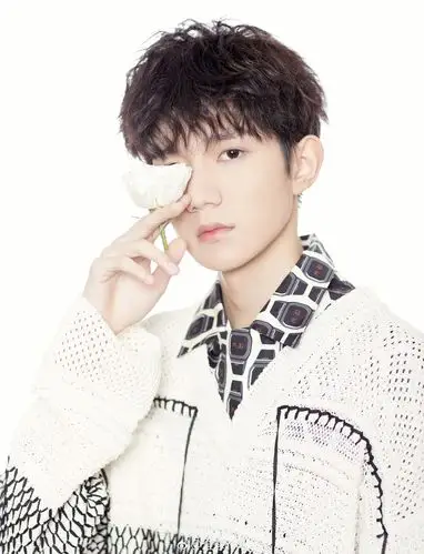 王源真笑#王源 今晚红毯造型Ⅰ身着saint laurent 黑色西装的领结