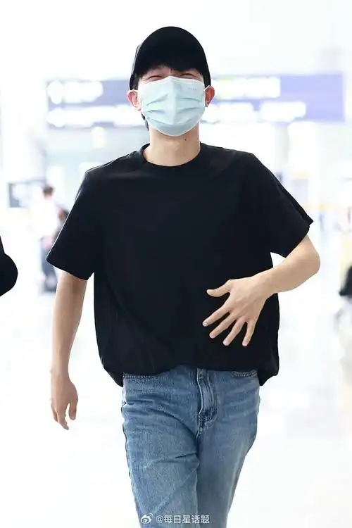 2023年7月14日,上海,周深现身虹桥机场,黑t牛仔裤,简约清新.