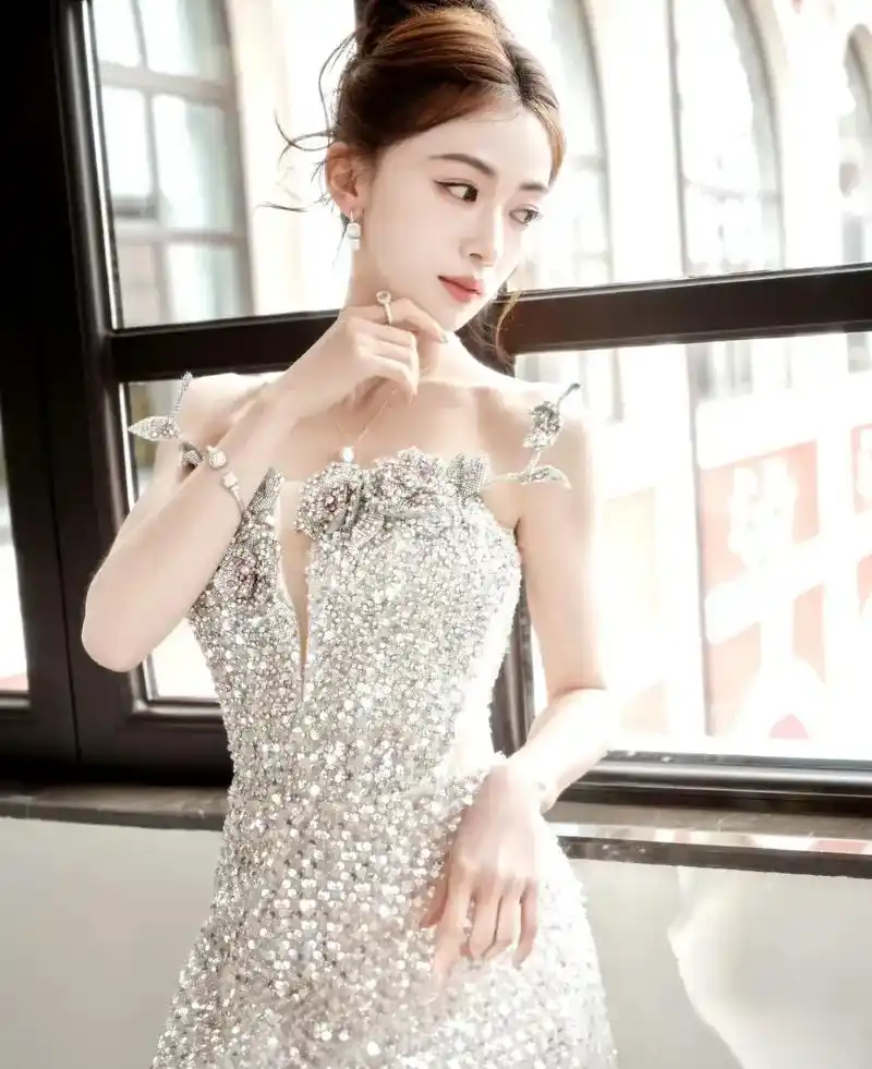 吴谨言回家乡成都,玫瑰礼服闪耀迷人,一颦一笑好像真公主!