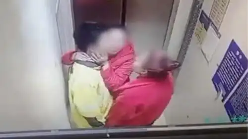 外卖小哥与2女子电梯激烈接吻,真相你想不到:感动的两眼流泪?