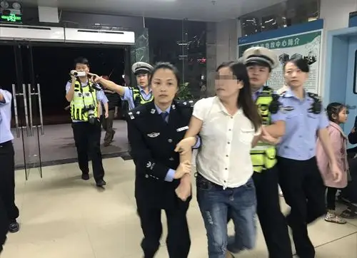 醉驾女子撒泼谎称怀孕丑态百出对抗执法拘了