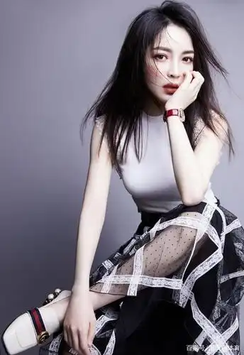 穿旗袍的王钟瑶美得不像话,比起明星丝毫不差,被称"最美裁判"