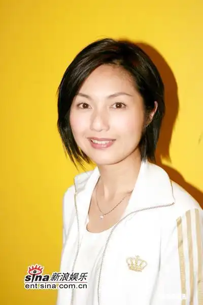 组图:杨千嬅出席慈善活动 称拍戏被摸胸没感觉