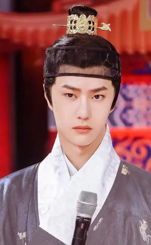 王一博古风公子秀换了个颜色的造型更有文人墨客的吟诵