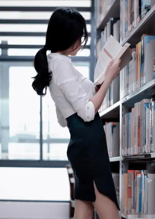 爱读书的美女颜值不高没关系有气质就行了