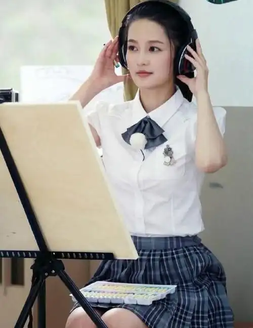 李沁学生装,清纯尽显!