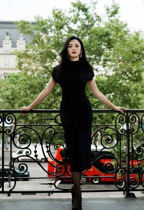 姚晨身穿黑色连衣裙展现曲线美身材_造型_珠宝_魅力