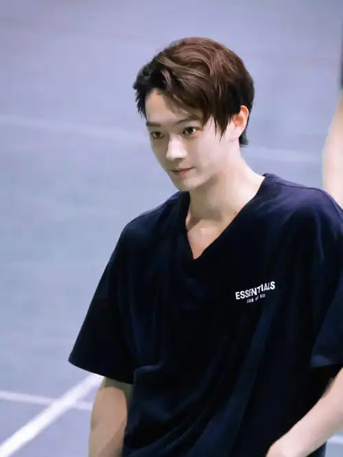 许凯打羽毛球太可爱了表情太萌了