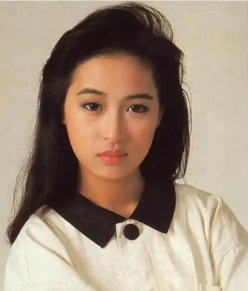 黎美娴从小就很聪明善良,招人喜欢.