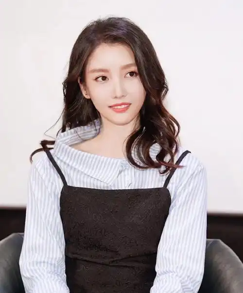 简介:姜贞羽性感活动照图片,分享一组姜贞羽图片给大家,图中的明星