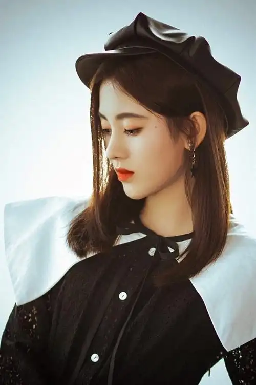 鞠婧祎头戴黑色贝雷帽梳迷人短发时尚霸气 侧颜杀彰显独特的美颜暴击