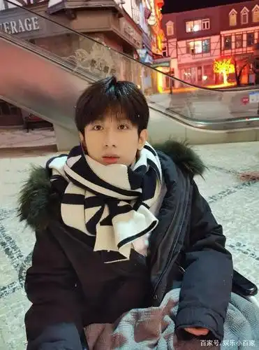 成毅《南风知我意》学生装眼神纯净像小奶狗,跟司凤大不同