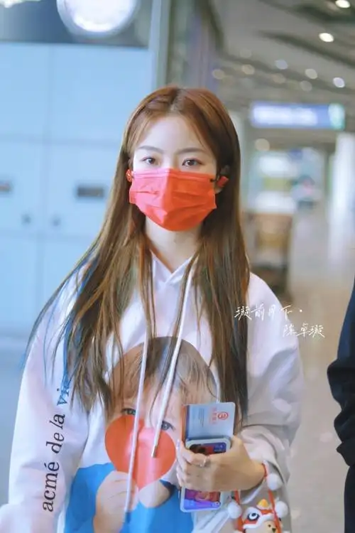 陈卓璇最新机场look一则,身穿小男孩印花连帽卫衣,趣味图案设计尽显