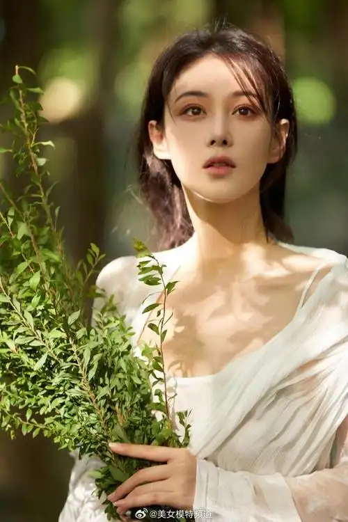 张馨予身着白纱连衣秀香肩古典园艺写真仙气十足