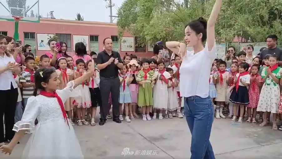 组图:古力娜扎回家乡做公益 跳新疆舞扮食堂阿姨给学生打饭_高清图集