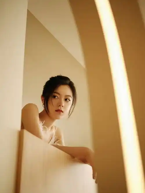 赵今麦白色吊带连衣裙性感写真