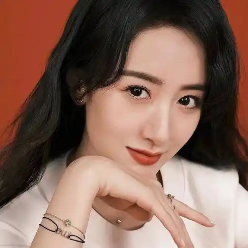 照片也被拿来和赵丽颖的宣传图做对比,不少网友表示这组图里袁冰妍是