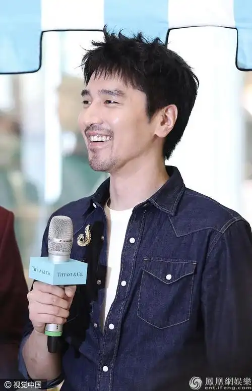 赵又廷预热七夕小胡须抢镜 紧握酒杯发型凌乱不羁man爆