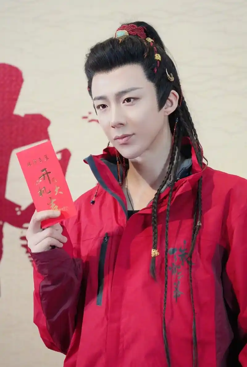 赵露思刘宇宁开机路透#    赵露思刘宇宁新剧《#珠帘玉幕#》开机峦父