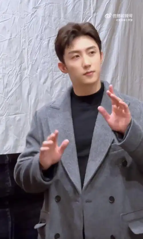 迪丽热巴黄景瑜同时官宣好消息,男帅女靓超养眼,手戴戒指引猜疑