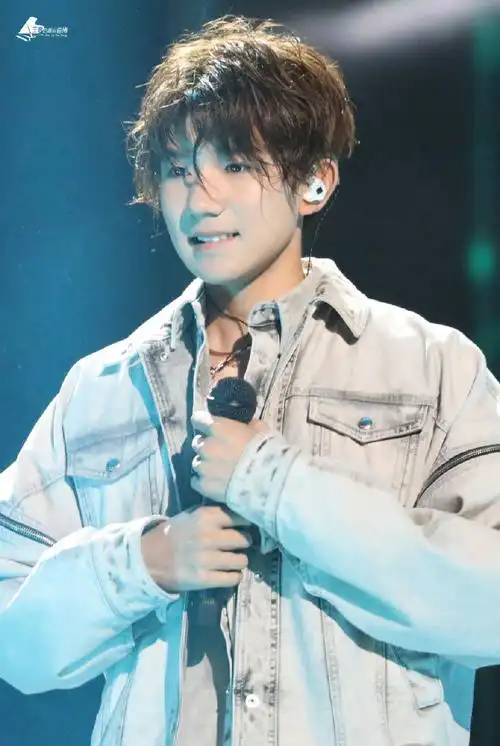 王源超话未成年进行时,一起来嘟嘟嘴    #王源看我们如何相遇vlog