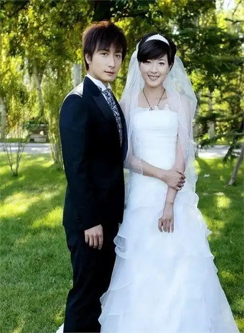 不结婚的万茜:从不炒作,嫁素人丈夫,40岁高龄给小丈夫