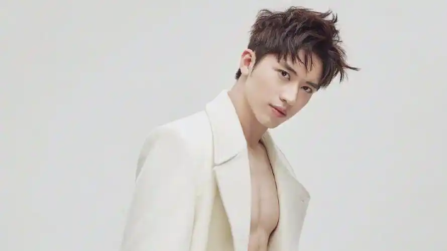 发布了头条文章:《许魏洲晒健身照调侃自己胖了 网友