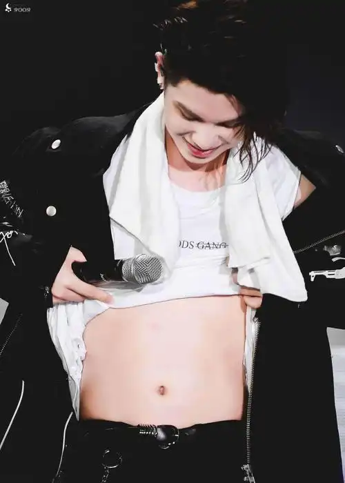 16岁justin黄明昊撩衣炫腹,引成员好奇,粉丝:腹肌呢?